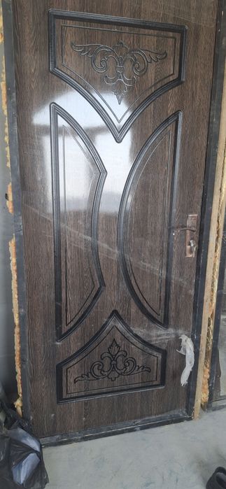 Eshiklar sotiladi b/u