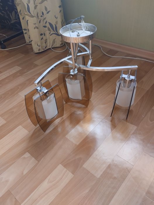 Продам Люстру 4 плафона.
