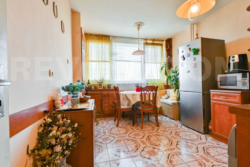 Тристаен апартамент в ж.к. Дружба 1