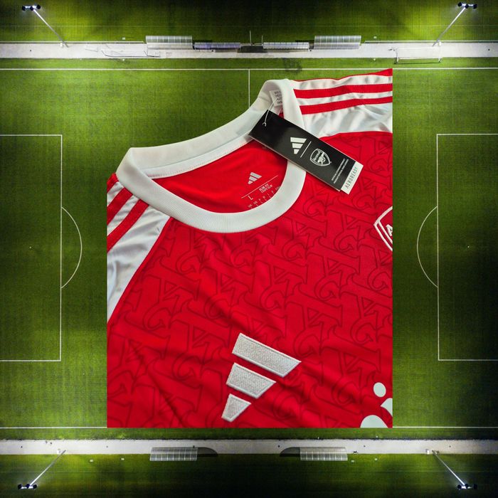 Официален първи екип на Arsenal FC сезон 2025/26