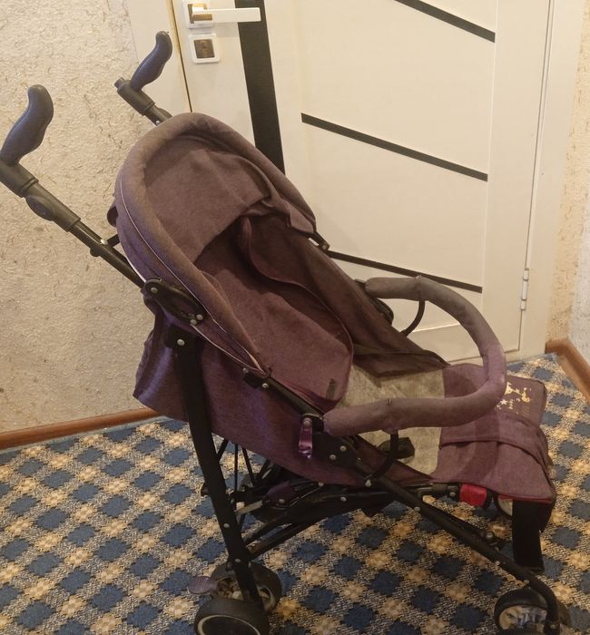 Коляска сотилади