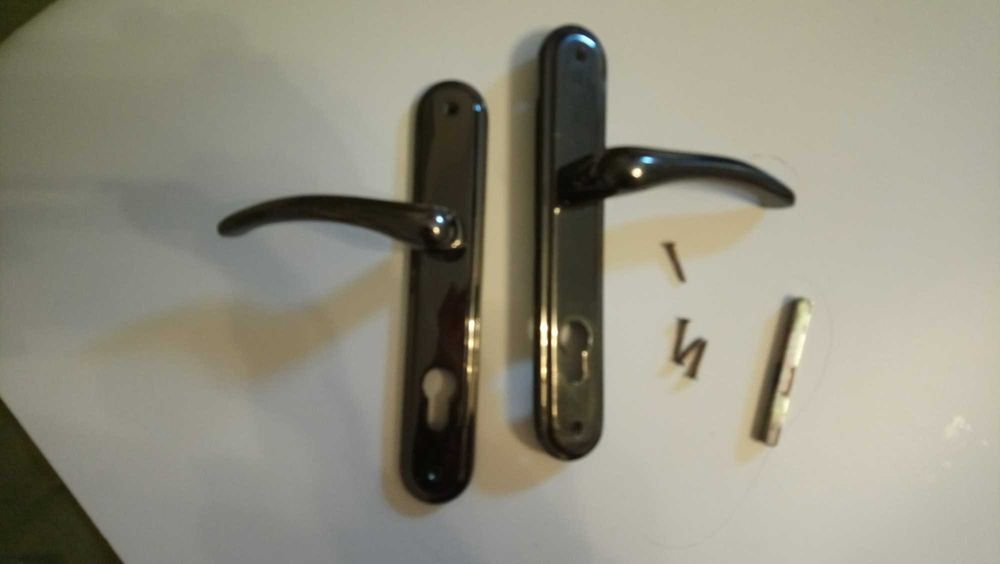 Два комплекта употребявани дръжки за врати със секретни брави