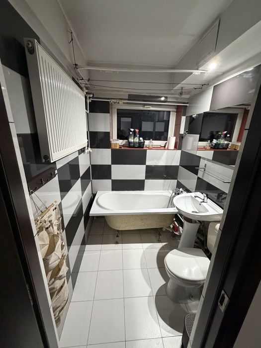 Închiriez apartament| 3 camere| zona Berceni, cu loc de parcare.