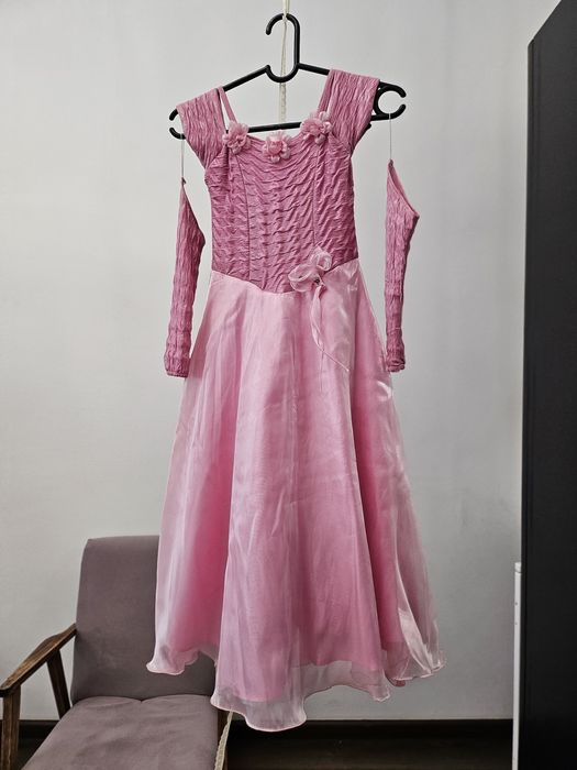 Продам платья на девочку 6-10 лет