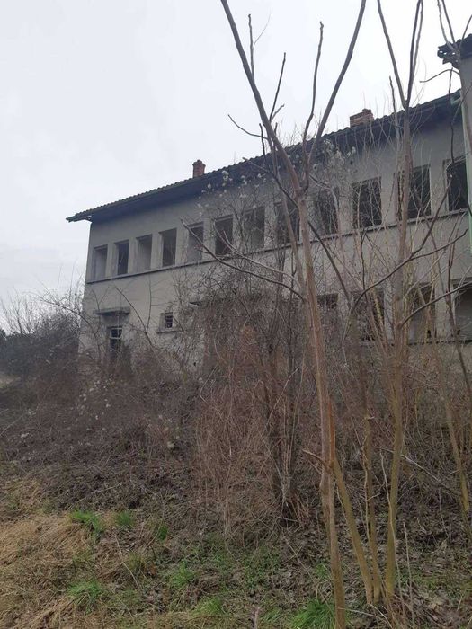 Сграда/ бивша детска градина !