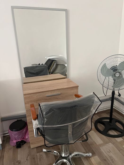 Scaun Coafor + oglindă + dulap