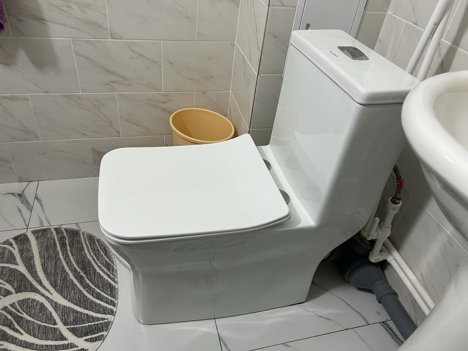 Литой унитаз с доводчиком, в отличном состояний