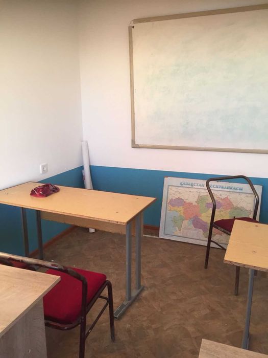 парты, доскы, маркерный доскы және басқа да заттар