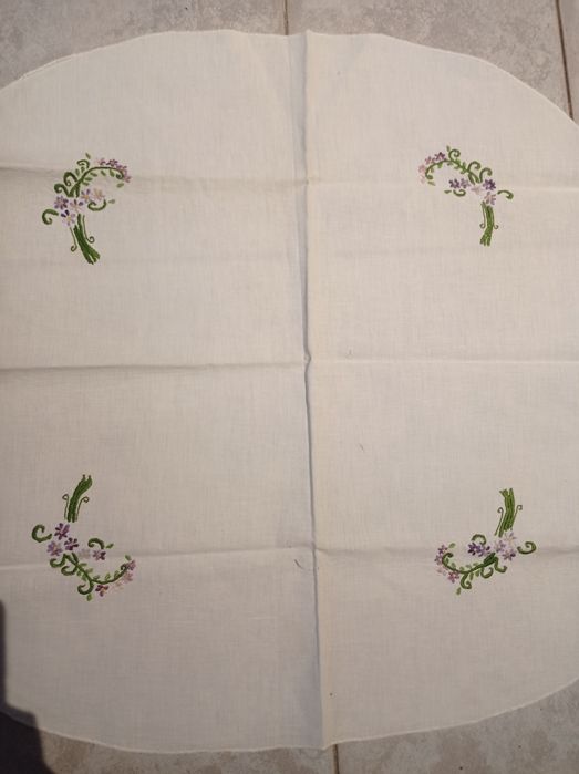 Fata de masa bumbac, brodata manual.