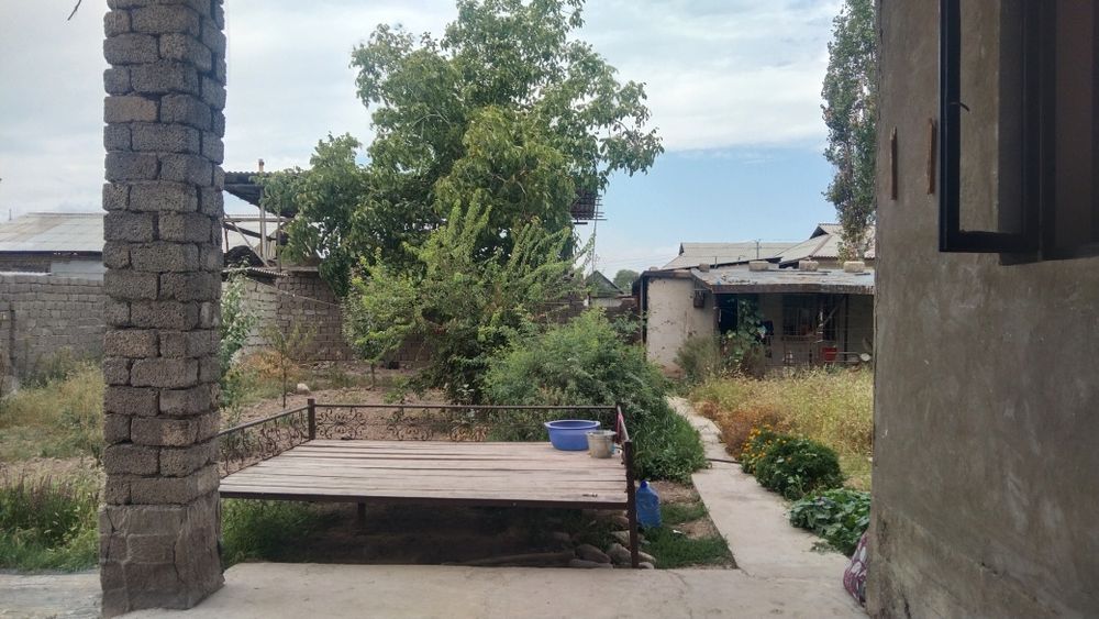 Uzumbog hovli uy srochna sotiladi