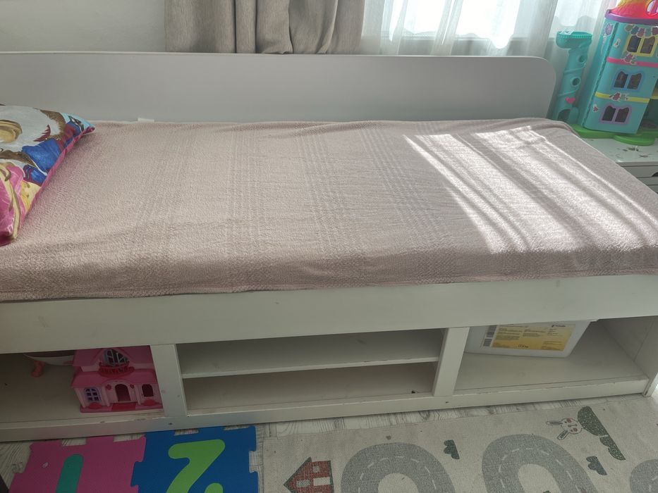 Pat o persoana cu rafturi
