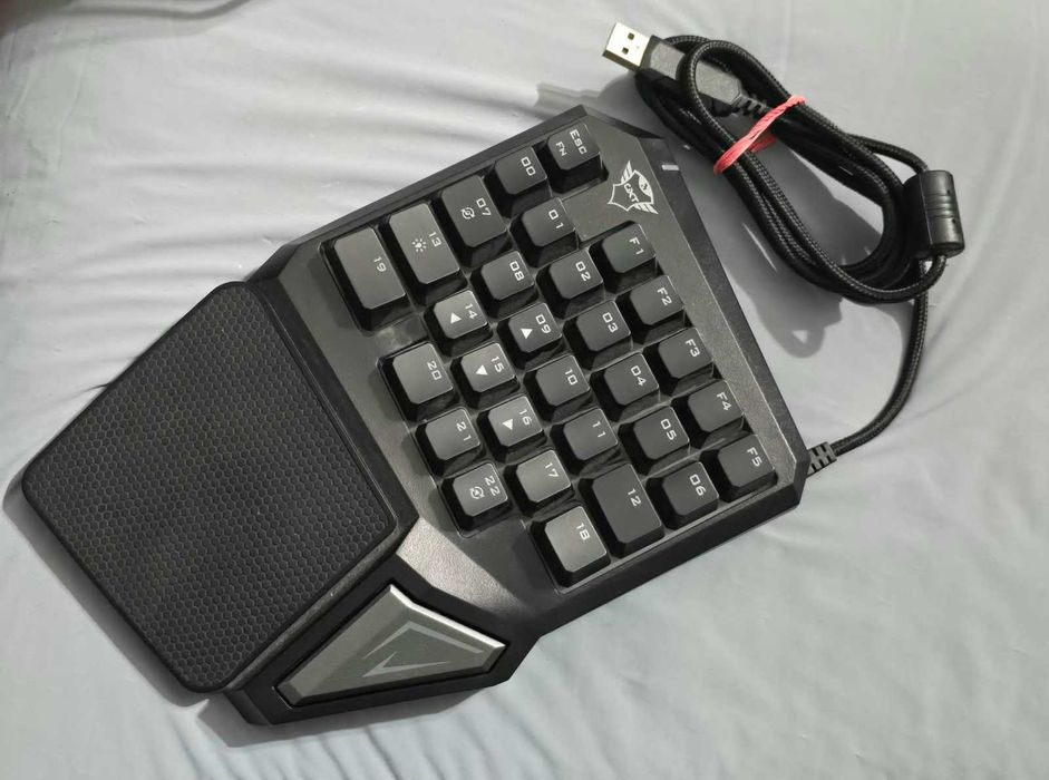 Tastatura Gaming Trust GXT 888 Assa Mecanica One-Handed Keypad RGB Iluminata USB
