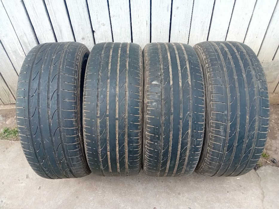 Vând set 4 anvelope de vară 235 50 18 Bridgestone în stare buna