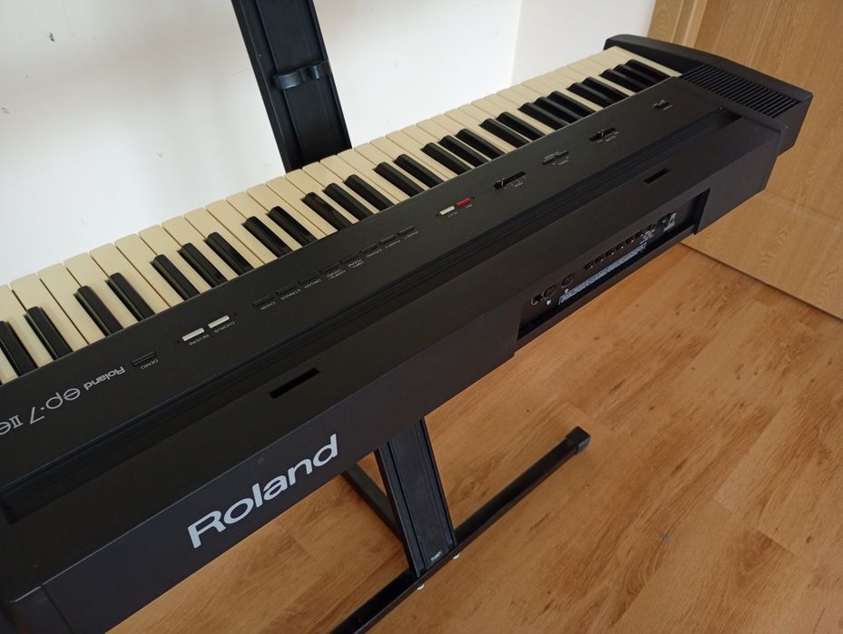 Roland EP-7 pian orga sintetizator