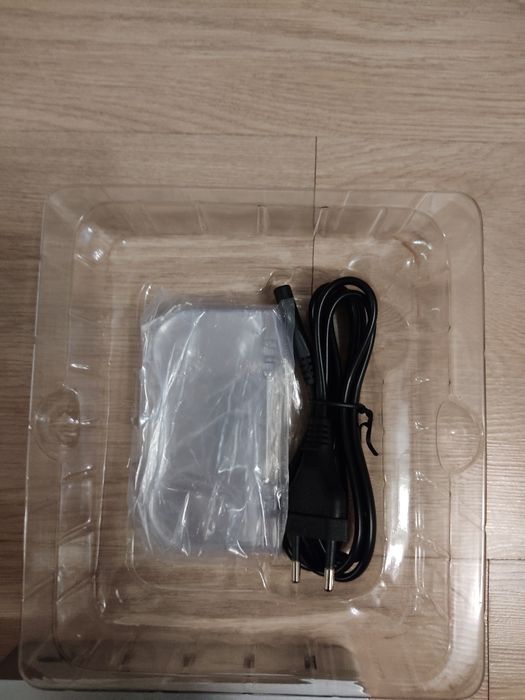 Станция за зареждане на 4 устройства.