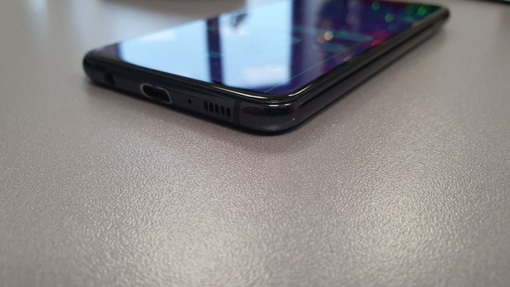 Samsung S10e 128gb cu o dungă pe display