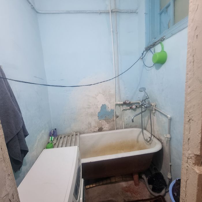 2×комнатная кв, на первом этаже на космосе поворот асал. Дом кирпичный