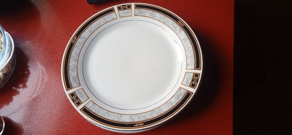 Тарелки большие разные.