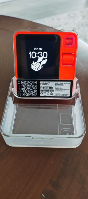 Rabbit R1 AI Pocket Companion (Utilizat) cu mici urme de uzură.