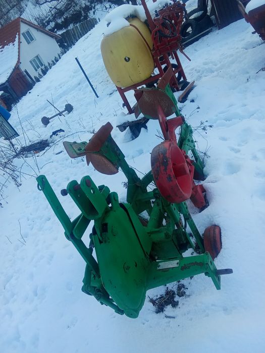 Vând remorca plug și met erbicidat