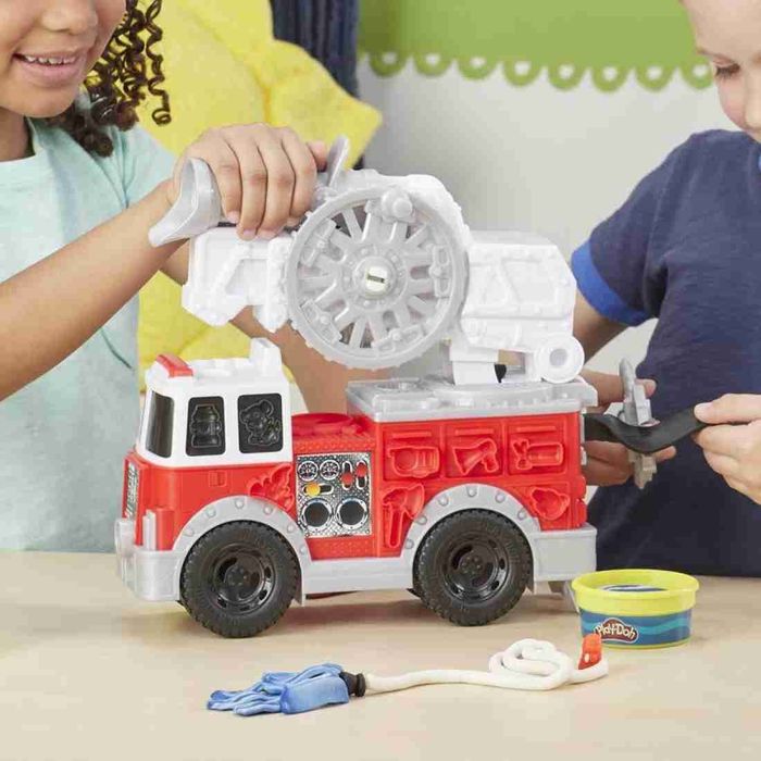 Play Doh  Пожарна станция и Пожарен камион.Обща цена 27 €
