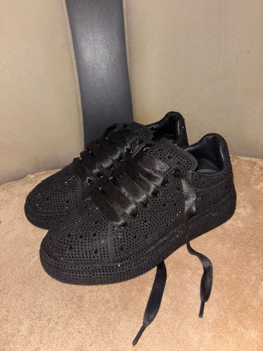 Чисто нови дамски маратонки с камъчета