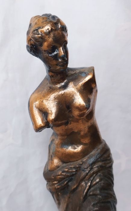 Statuetă decorativă Zeița Afrodita din antimoniu poleită cu cupru, înnălțime 24cm.