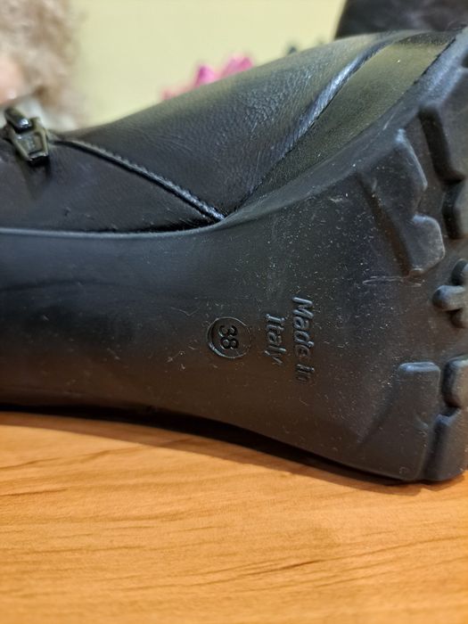 Черни боти от естествена кожа.