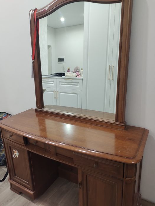 Красивый комод из красного дерева с зеркалом. Цена 5000 тенге.