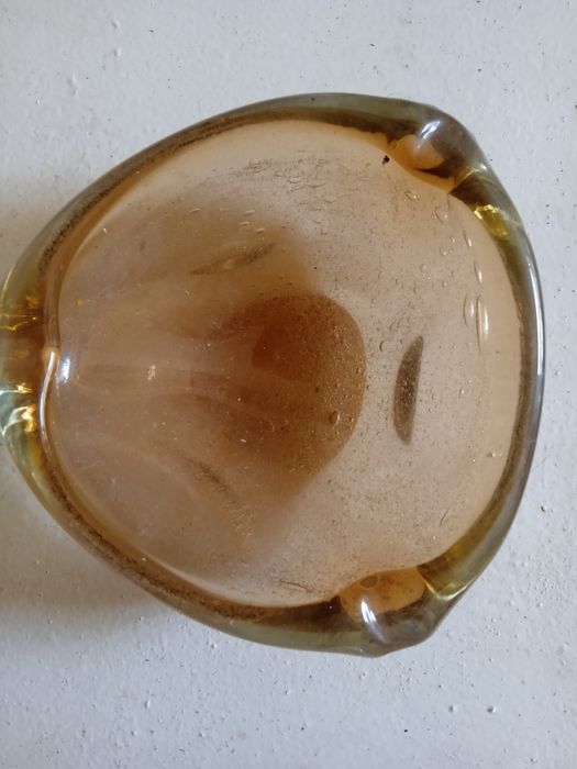 Продавам употребявани пепелници.