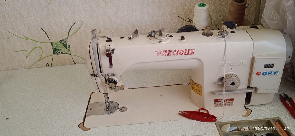 Tikuv moshinasi va averlok sotiladi