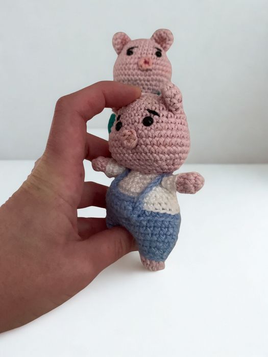 Плетена играчка прасенце с гащеризон