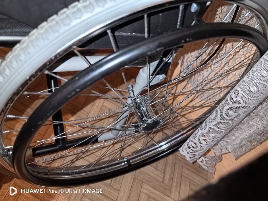 Инвалиден стол в перфектно състояние, без следи от употреба.