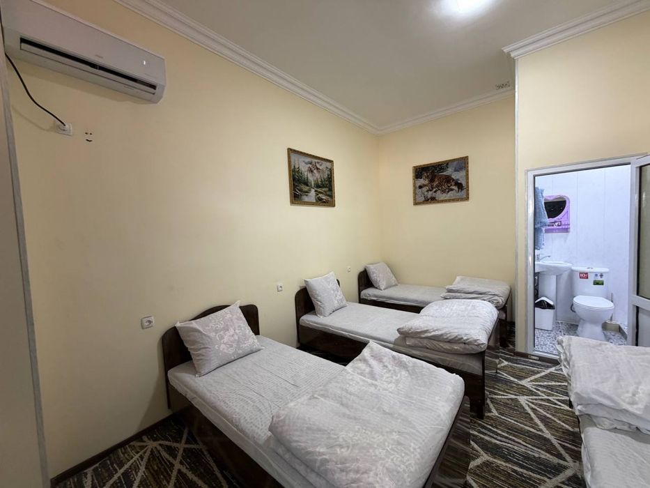 Kunlik Hostel Yangi bozorni yaqinida joylashgan