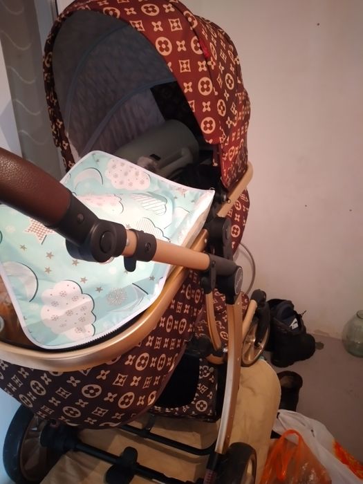 Дешево продам коляску.игрушки в подарок.