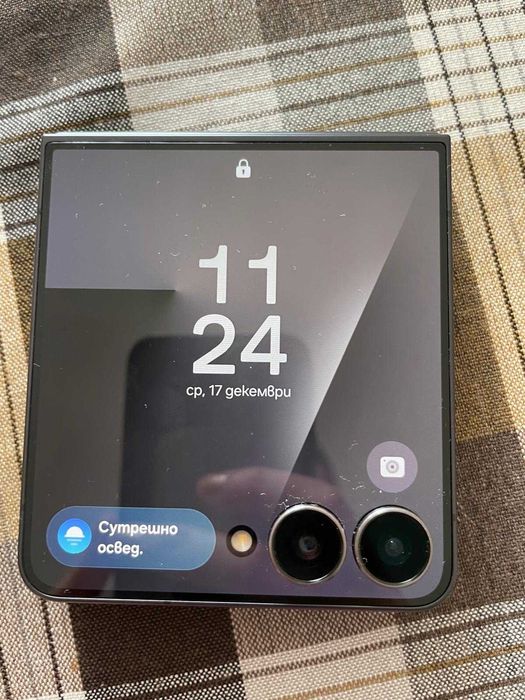 Продавам Samsung Galaxy Z Flip 7 256 GB използван 2 месеца