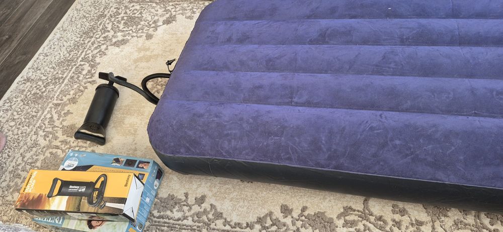 Продам два матраса с насосом