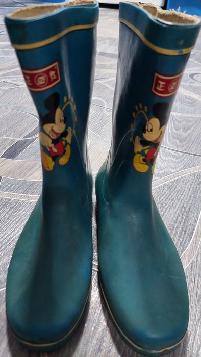 Отдам бесплатно резиновые сапоги