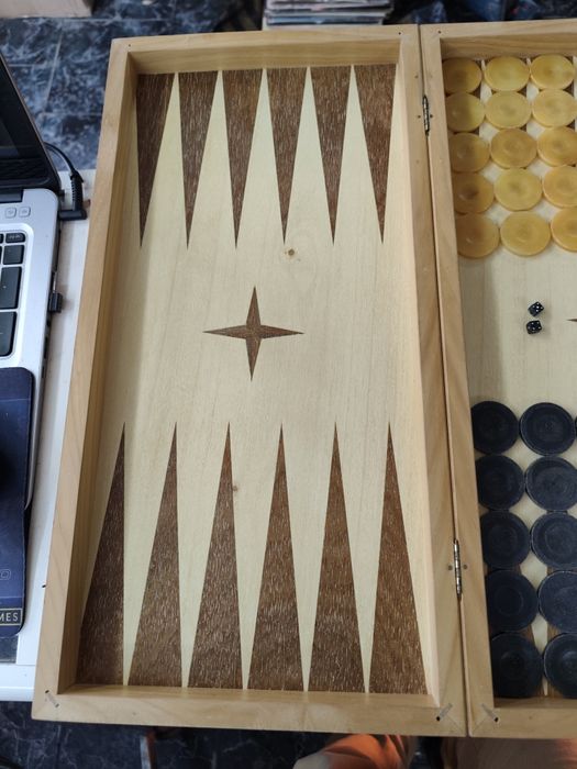 Дървена табла и шах