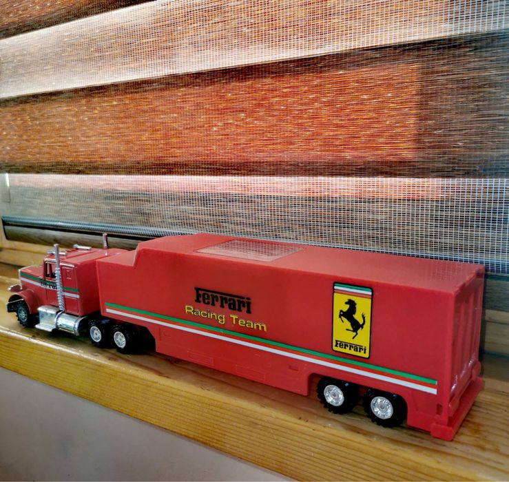 Колекционерски камион-транспортьор на Ferrari Racing Team - Maisto !