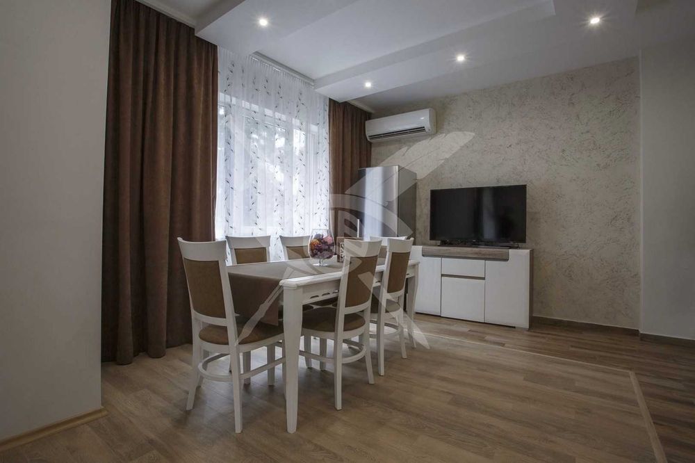 Продава се Тристаен апартамент в София, Център - 80 кв.м за 4713 €/кв.м - Снимка #2