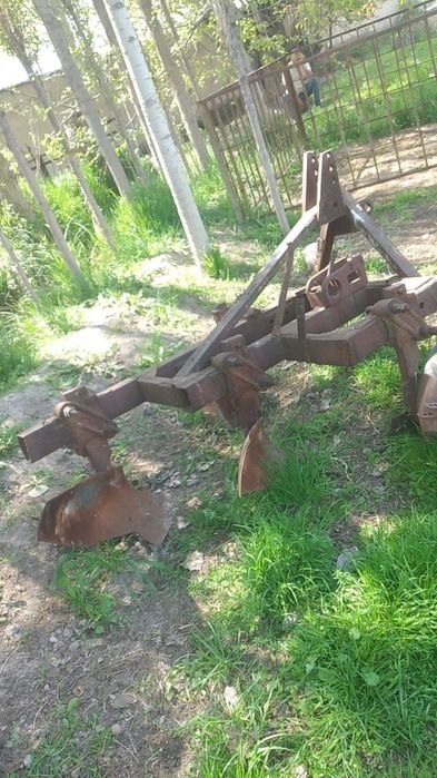 Traktor MTZ 80 sotiladi.