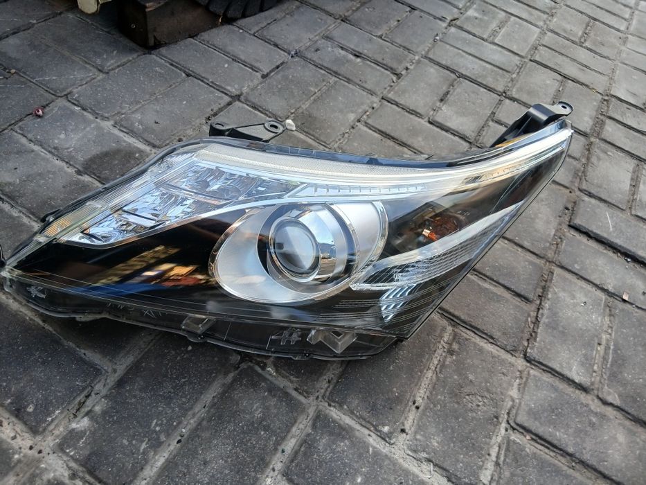 Фары Тойота Авенсис