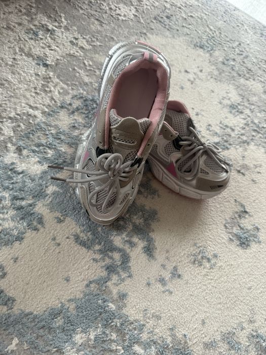 Кроссовки спортивные