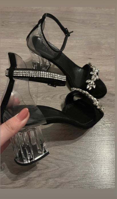 Sandale cu toc transparent