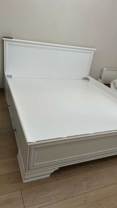 Продам кровать белую без матраца