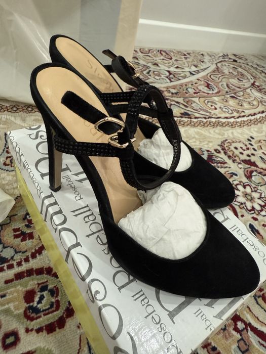 Продается босоножка