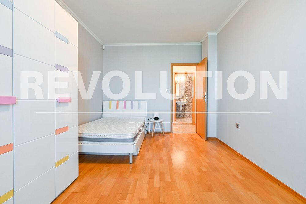 Дава се под наем Четиристаен апартамент в София, Лозенец - 202 кв.м за 2300 € - Снимка #13
