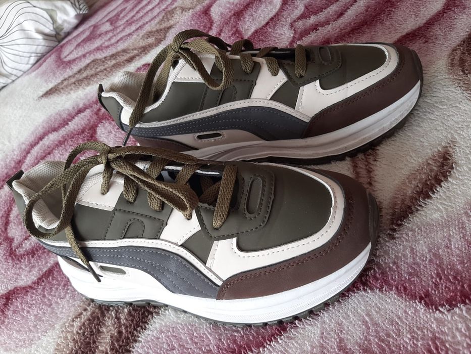 Кроссовки женские 40(на39)