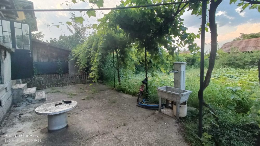 Продаваме масивна извънградска двуетажна жилищна сграда директно от собственик!